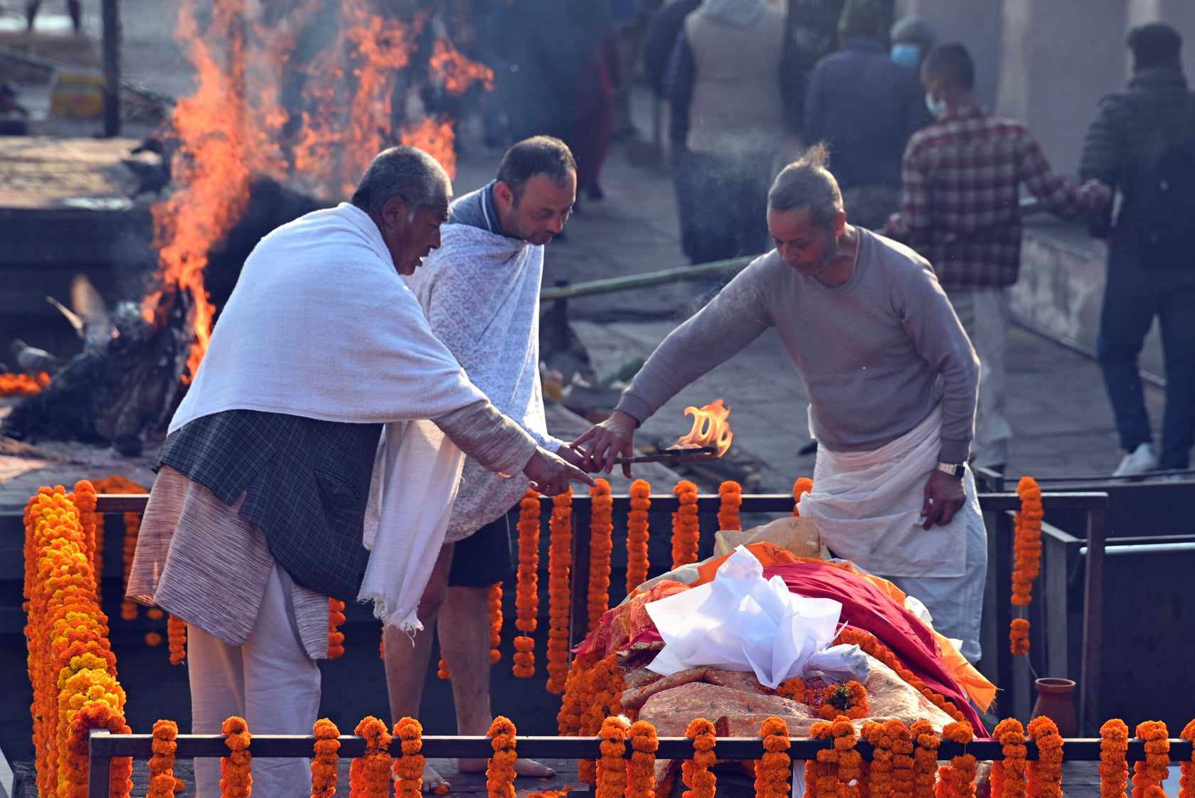 यसरी गरियो गायक योगेश वैद्यको अन्त्येष्टि (तस्वीरहरू/भिडियाे)